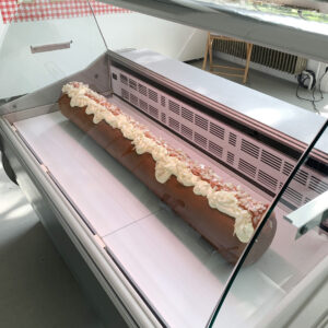 mega frikandel in koelvirtrine