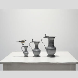 drieluik met tinnen kannen